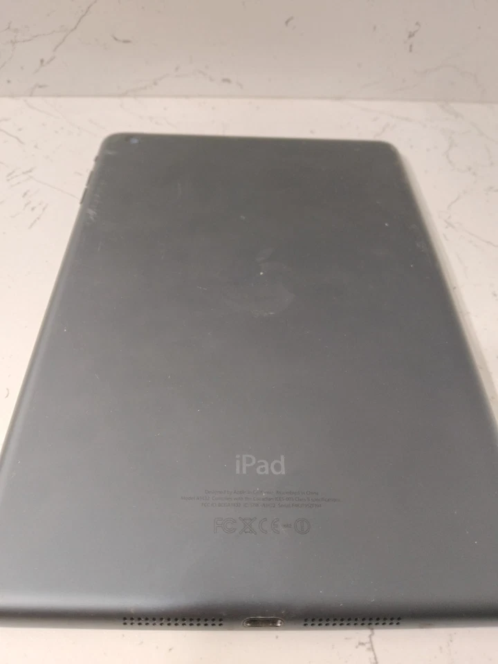 Apple iPad 1st Gen. 32GB, Wi-Fi, 9.7in - Black - Image 2 of 4