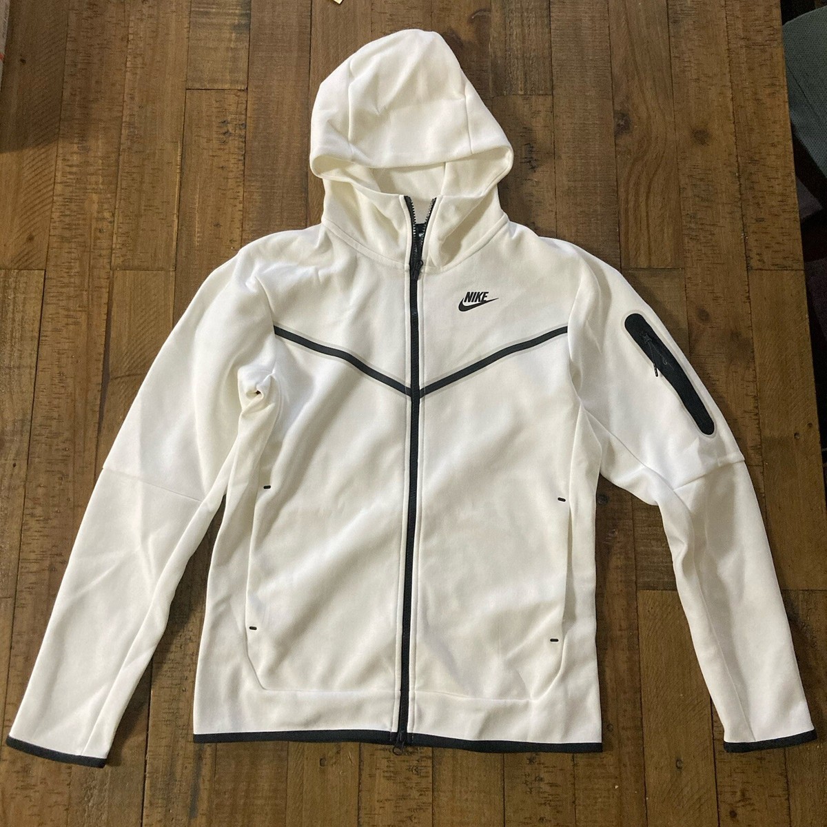 white nike tech sweatsuit