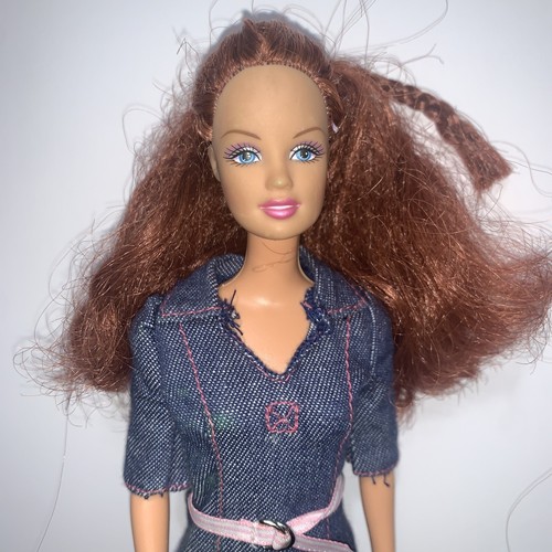 1999 RED HEAD Barbie Doll-Red Hair Blue Eyes-Denim Dress With Pink Belt-China - Picture 3 of 6