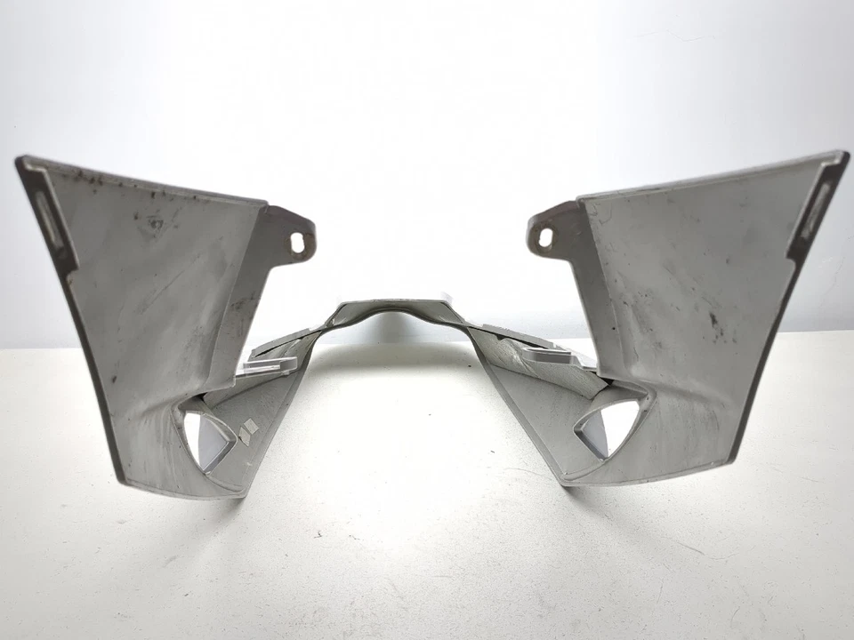 05-10 Panel de cubierta de carenado trasero Triumph Sprint ST 1050 Foto 4 de 4