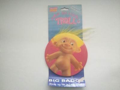 SEHR GROSSES 75MM TROLL BILD ABZEICHEN AUF EINER KARTE