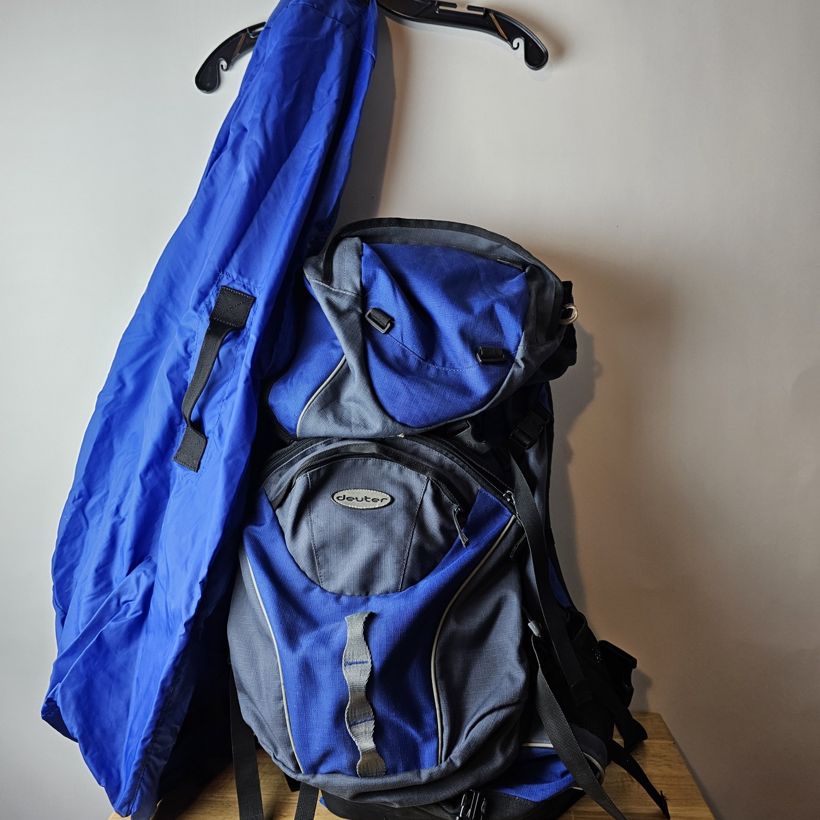 Deuter Quantum 55+10 Blue Trekking Backpack + Rain Luggage Cover Travel Hiking