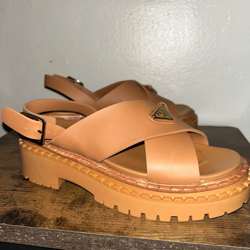 Sandalia entrecruzada Prada Rubber Monolith cebada para mujer talla 5 Foto 4 de 4