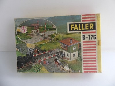 B-176 Faller MODELL ZUM EINBAUEN BAHNÜBERGANG + HAUS WACHE SCHRANKEN