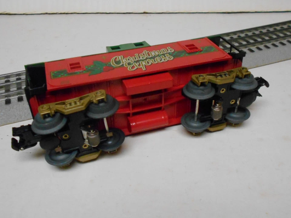 LIONEL 2223020-C CHRISTMAS CELEBRATION CABOOSE w INTERIOR LIGHTS O GAUGE NEW - Image 3 of 3