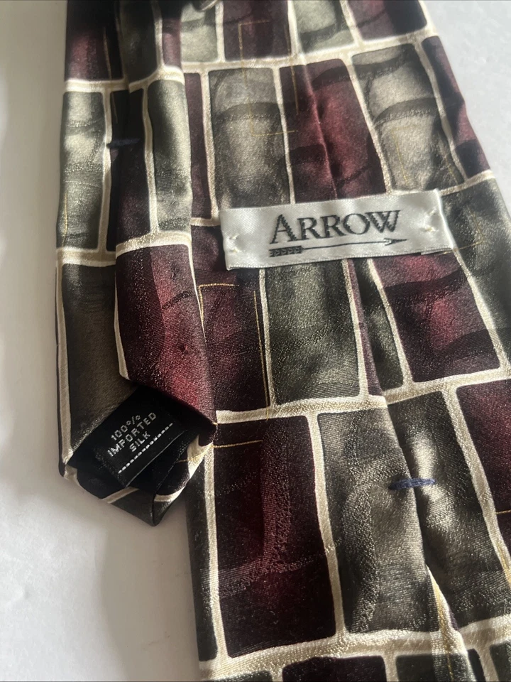 Corbata para hombre Arrow 100 % seda Mr. Maravilloso estampado geométrico estilo borgoña y plata Foto 2 de 4