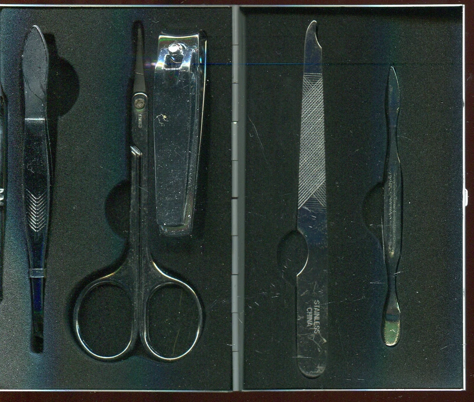 5 PC. HERRAMIENTA DE MANICURA SRT EN CAJA METÁLICA (Archivo, Cortapelos, Pinzas, Tijeras y Empujador Foto 2 de 3