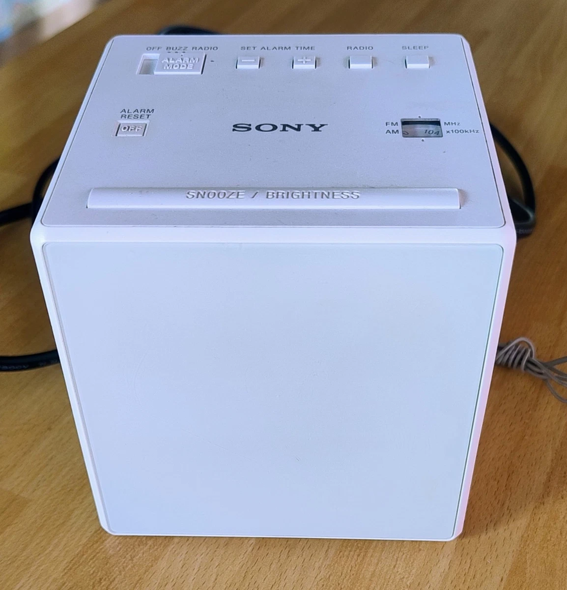 Radio despertador digital Sony ICF-C1 AM/FM Snooze brillo ajustable blanco