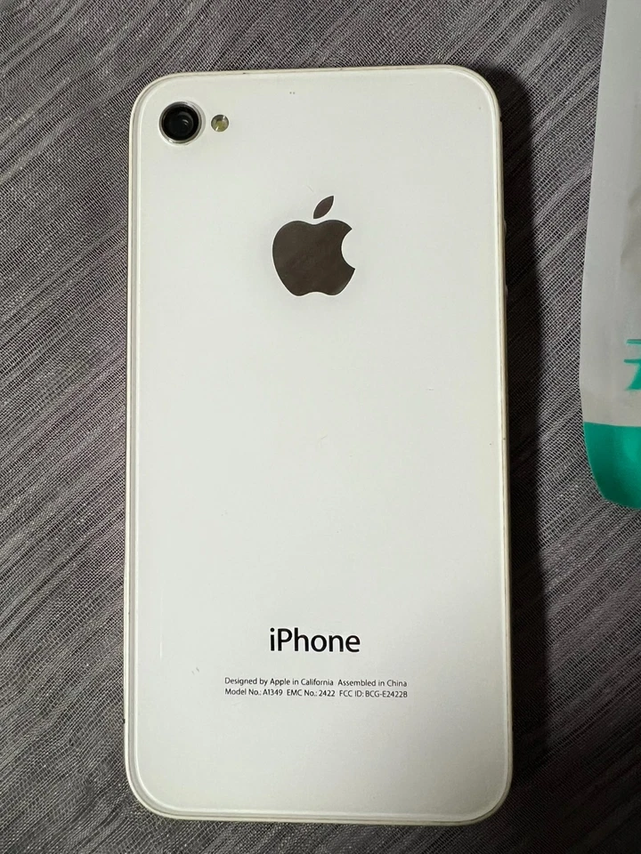 Apple iPhone 4s - 8 GB - White (Sprint) - Image 3 of 4