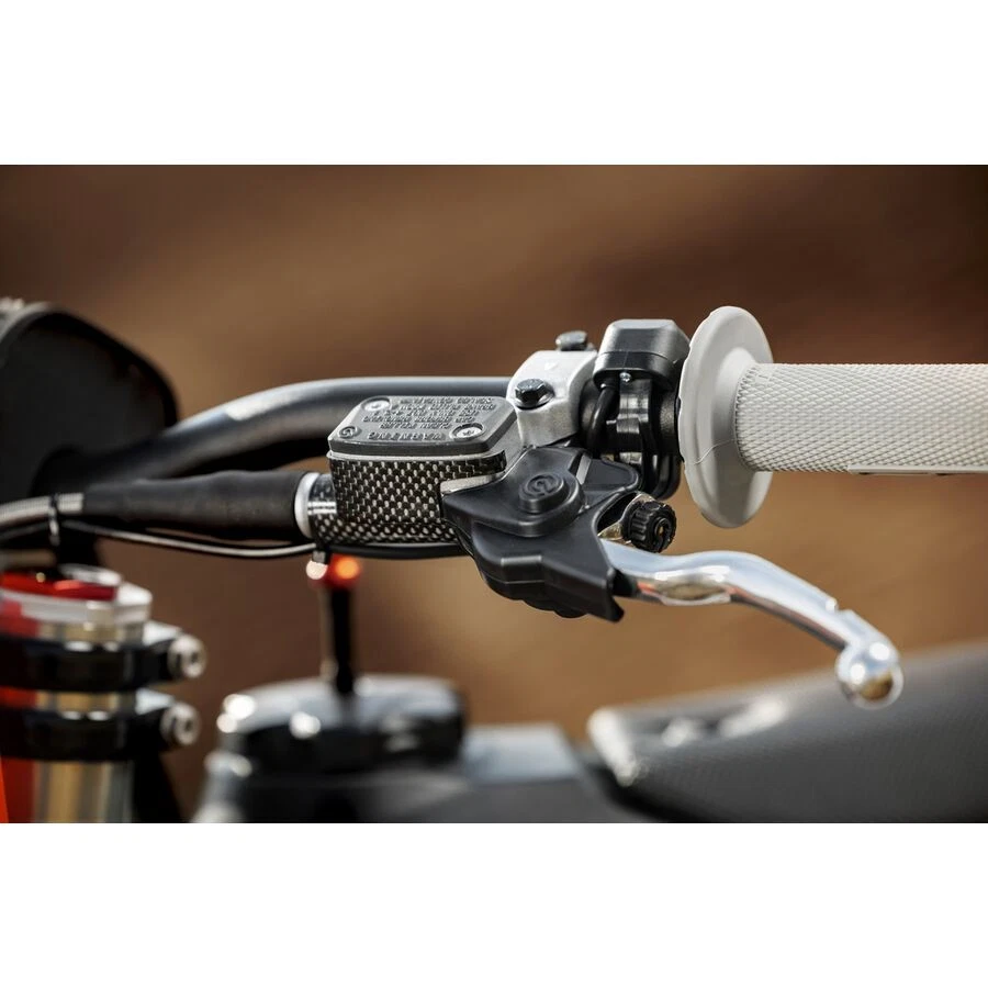 Protetor de cilindro mestre de freio/embreagem de corrida de fábrica KTM PowerParts - Carbono - Imagem 3 de 3