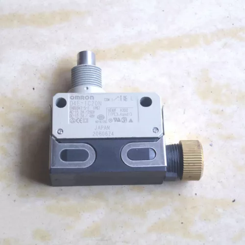 1PCS D4E-1C20N D4E1C20N Limit Switch -new omron FAST SHIP