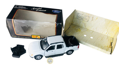 Spielzeugauto weiß Ford Explorer Sport Trac Maisto Originalverpackt Maßstab 1 - 25 Vintage ra