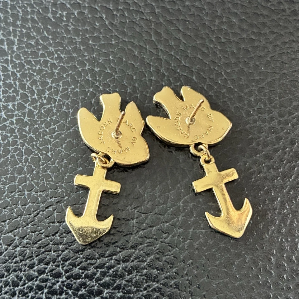 Marc Jacobs Esmalte Blanco Golondrinas Ancla Pendientes Color Dorado Foto 2 de 4
