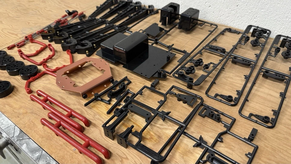 Lote de piezas masivas Tamiya Clodbuster parachoques rojos barras de escalera soportes de cuerpo etc... Foto 2 de 3