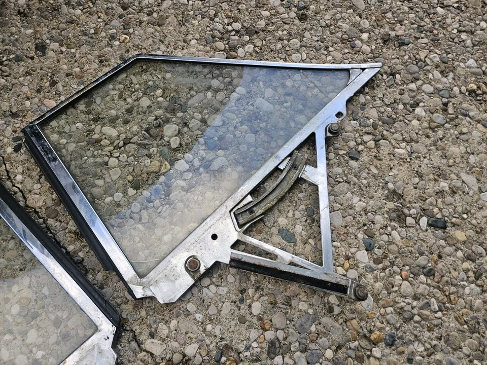 Oldsmobile Starfire Lt & Rt 1964 cuarto de baño trasero ventanas laterales GM OEM Foto 4 de 4