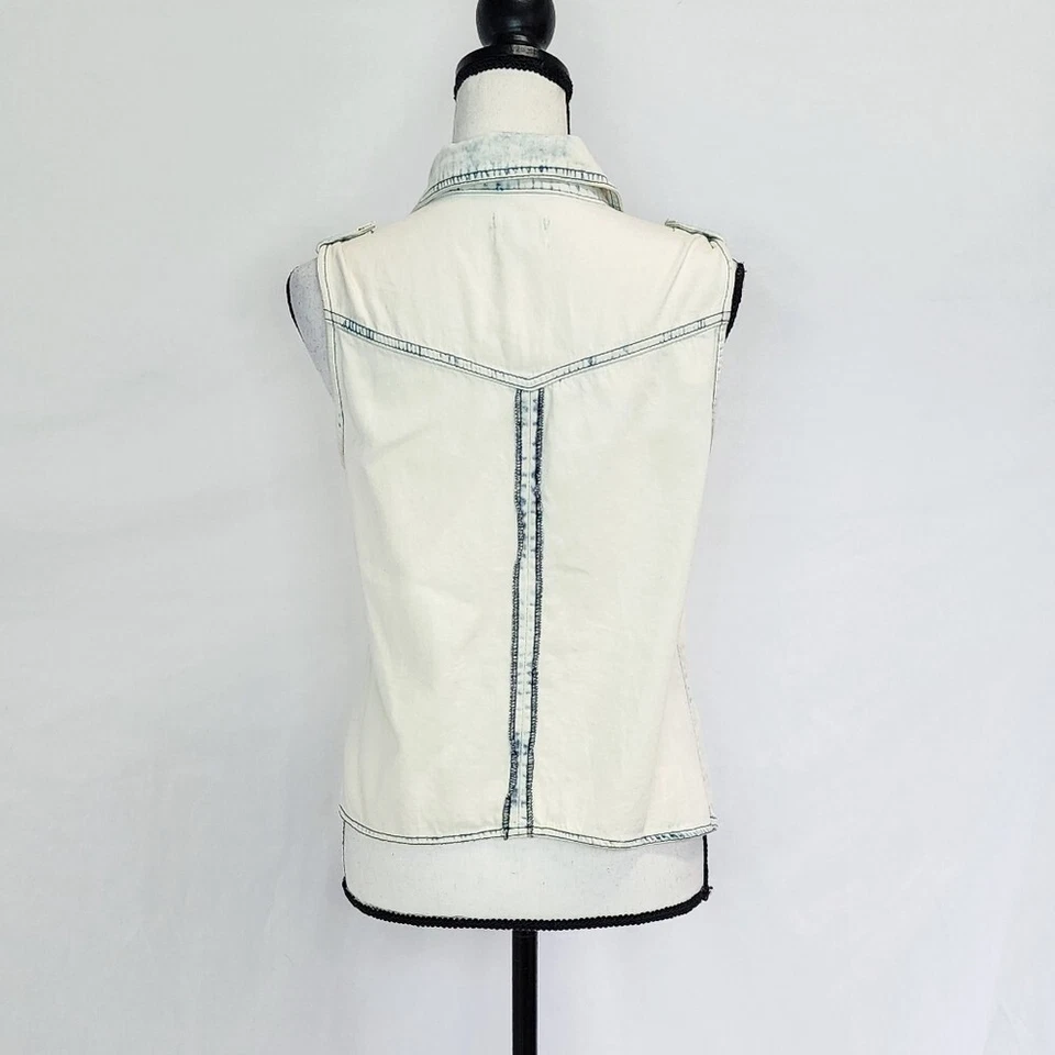 Top para mujer Jolt de mezclilla blanqueada de un solo pecho sin mangas con botones Foto 2 de 4