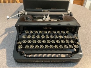 VINTAGE CORONA STANDARD SMITH CORONA TYPEWRITER WITH HARD CASE AND BRUSH