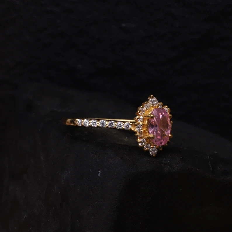 Anillo de boda de oro amarillo de 14 quilates con zafiro rosa natural y diamantes talla ovalada de 3,60 quilates 7 Foto 3 de 4