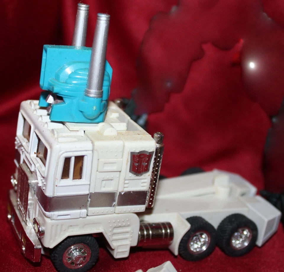 Vintage 1986 Hasbro G1 Transformers Autobot Ultra Magnus W/ Decepticon Menasor - Image 4 of 4