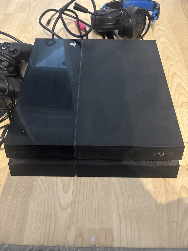 Sony PlayStation 4 Slim, photo 1 of 5