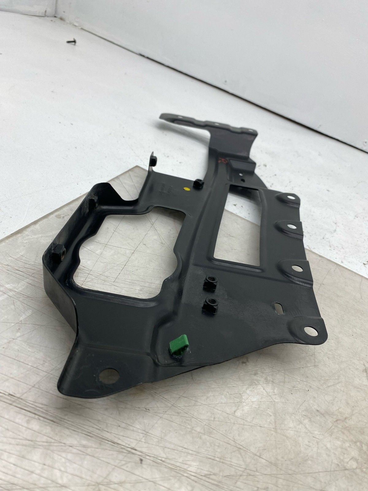 2010-2020 BENTLEY MULSANNE LEFT DRIVER SIDE PLENUM CHAMBER COVER PANEL BRACKET