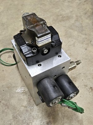 MOOG 760-102A Electrohydraulic Servo Valve w/ Manifold Block Control