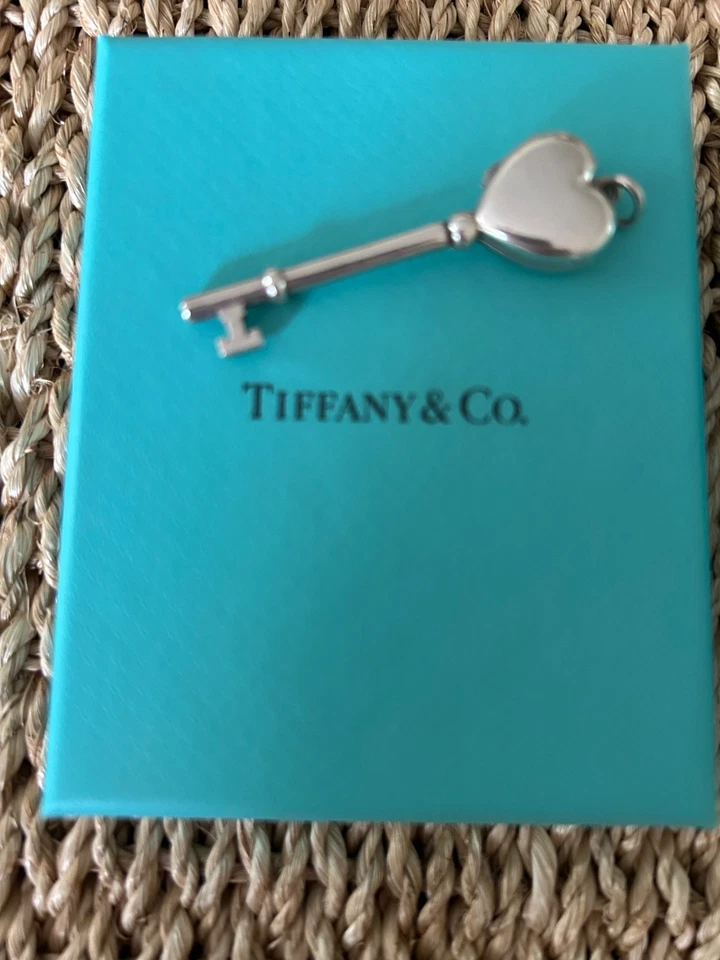 DEFECTUOSO Tiffany Co Plata Corazón Llave Medallón Collar Colgante Charmredu G3D Foto 2 de 3