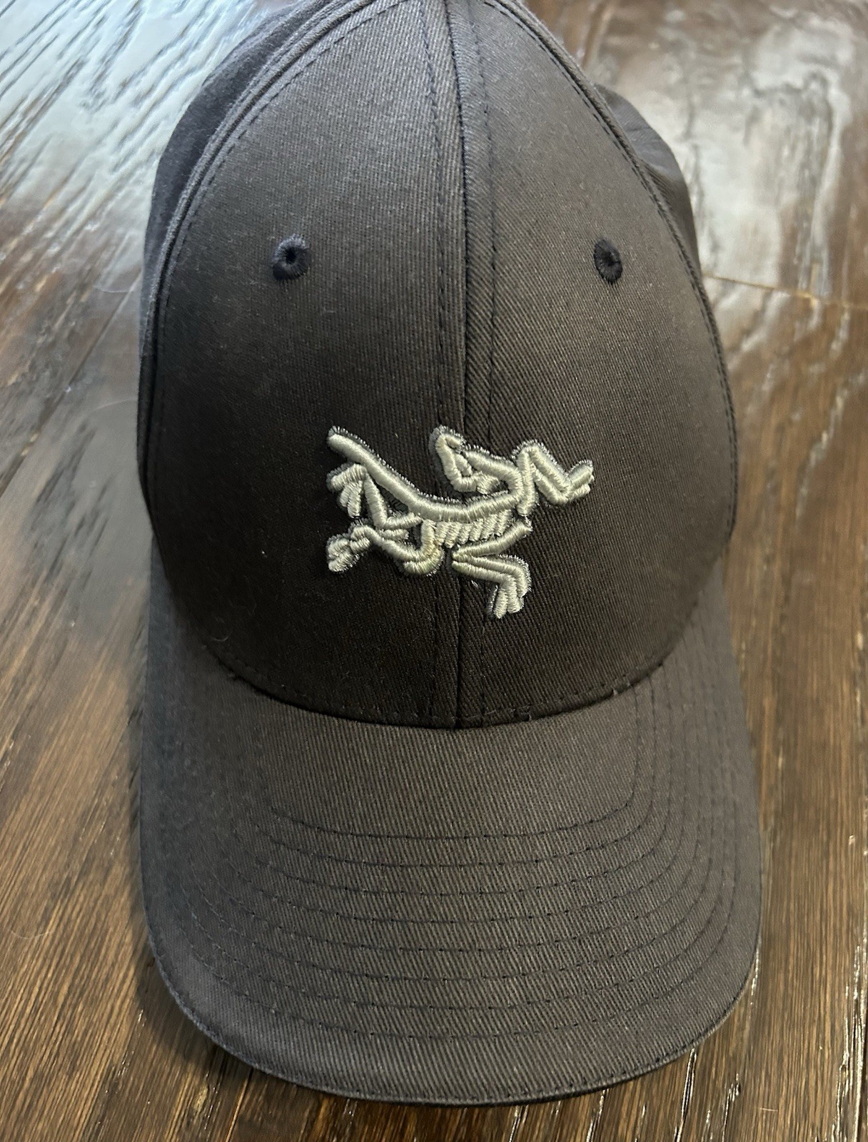 ARC'TERYX Cappello aderente Arcteryx berretto nero con logo fossile FLEXFIT 97% cotone OSFA