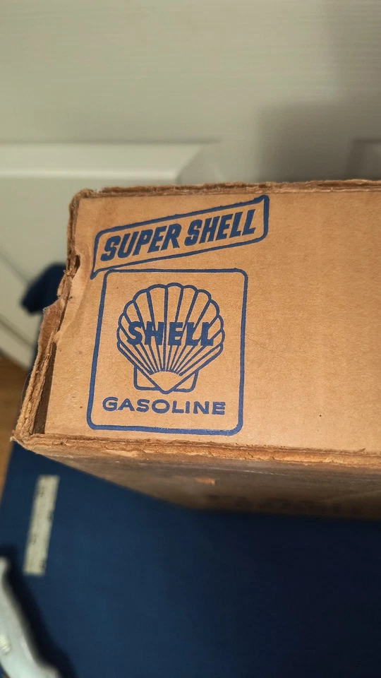 JUEGO DE LETREROS DE PLACA DE BOMBA DE GASOLINA EN RELIEVE ACEITE SHELL DE COLECCIÓN NUEVO (2) CAJA ORIGINAL Foto 3 de 4