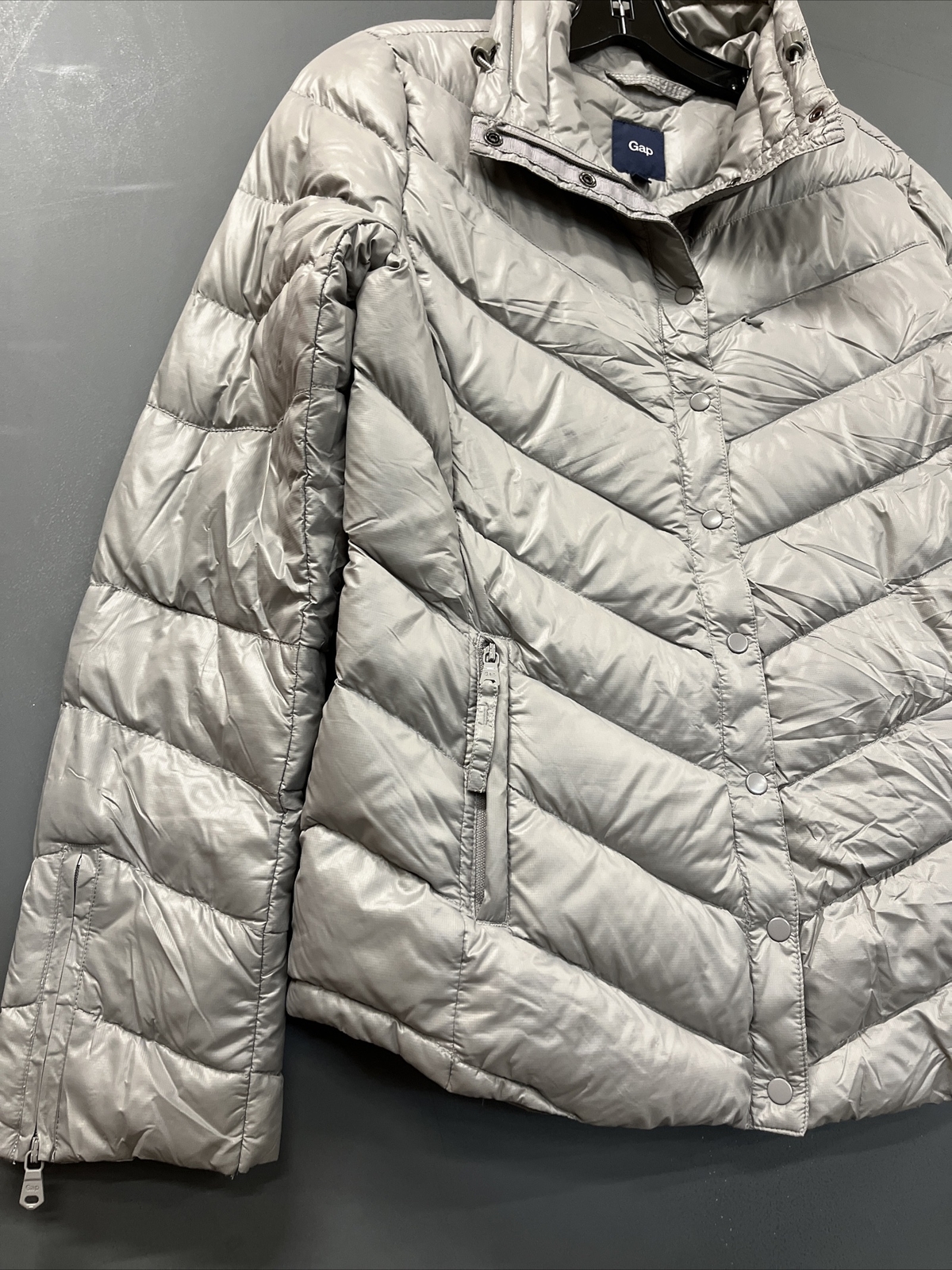 Gray Gap Puffer Jacket Size Small - image 2