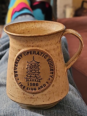  PILZ   KERAMIK~BEVERLEY OPERNGESELLSCHAFT~DER KÖNIG UND ICH 1996~THEMENBECHER