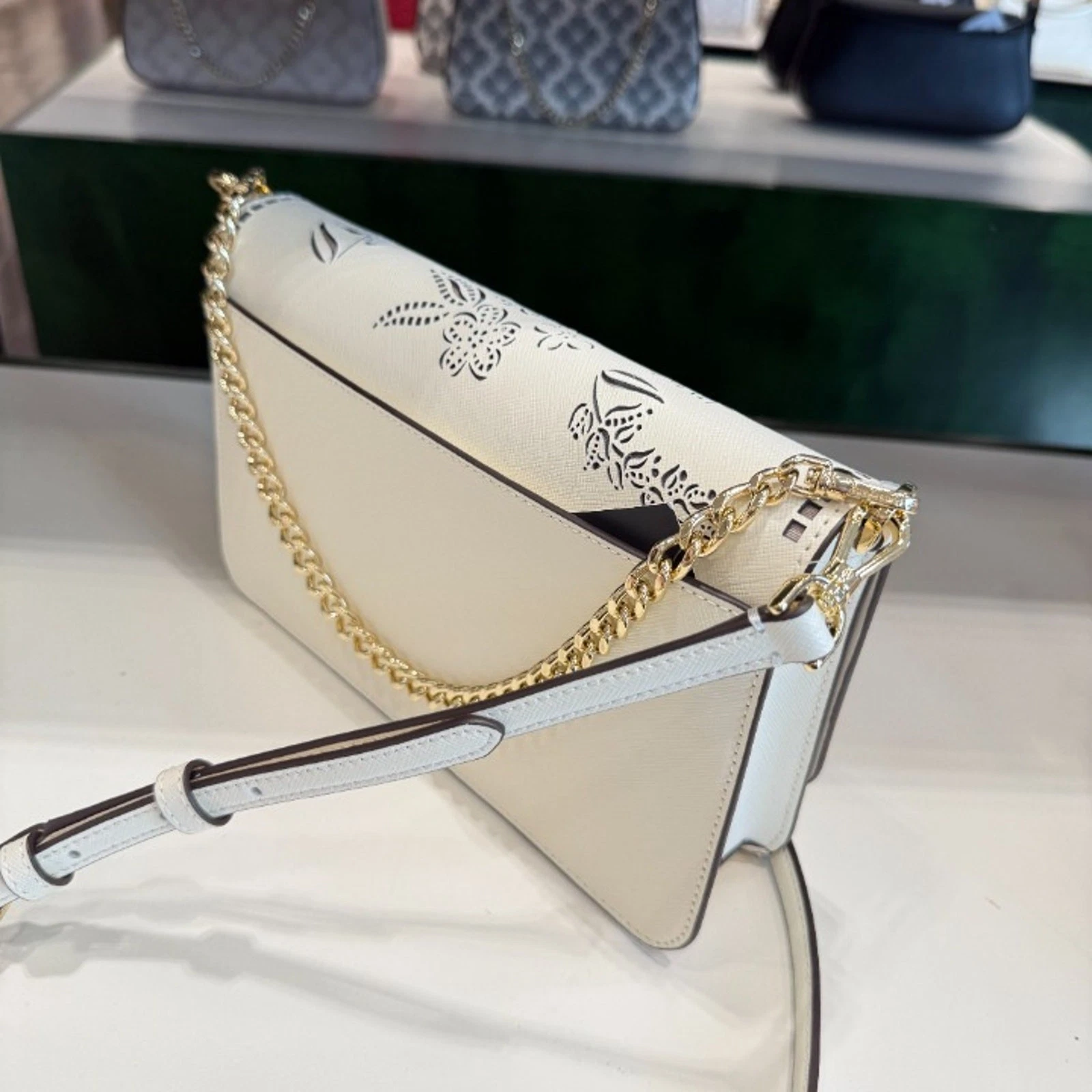 Tracolla convertibile in salice traforato Kate Spade KL036 Madison in meringa