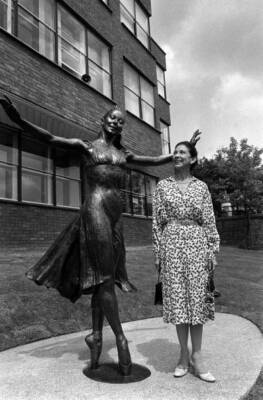 Ballerina Dame Margot Fonteyn admiring the bronze statue of her- 1980 Old Photo