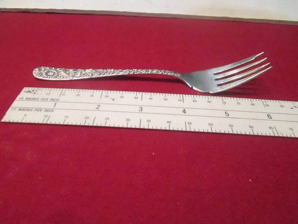 Tenedor de ensalada de plata esterlina S. Kirk & Son 6 1/4" de largo no pulido con "P" Foto 2 de 4