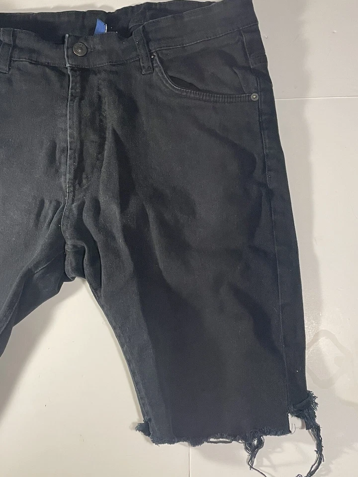 Pantalones Cortos H&M Para Hombres Corte Dividido Talla 36 Negros Deshilachados Tiro Medio Denim Mezcla de Algodón Foto 3 de 4