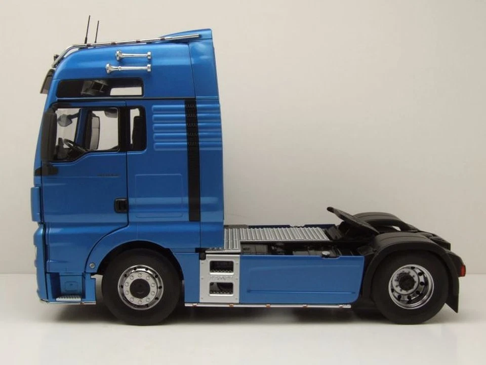 MAN TGX XXL Trattore 2018 Blu Metallizzato Modellino 1:18 Premium ClassiXXs - Immagine 3 di 4