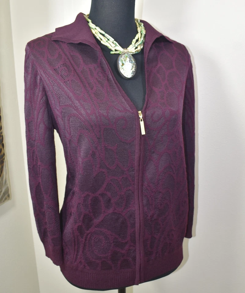 Suéter tejido ciruela profunda etiqueta negra ST. JOHN SJ tono dorado logotipo cremallera tirar y barra Foto 4 de 4