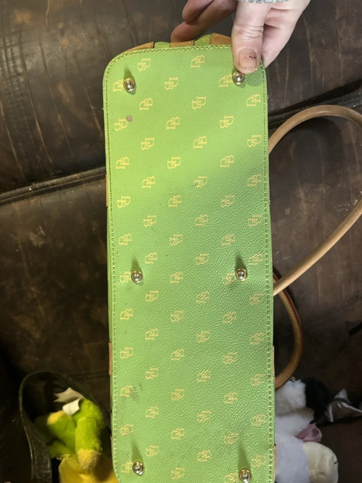 Bolso de mano Dooney & Bourke verde con detalles de cuero  Foto 3 de 4