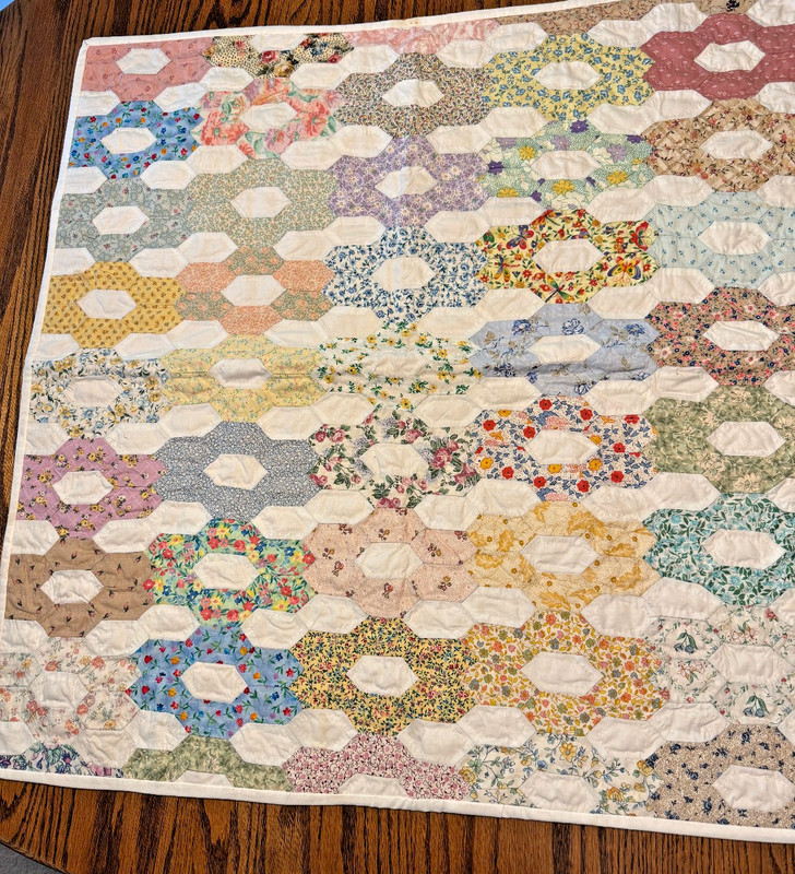 Quilt Multi-Colors; Cotton w Thin Batting; 31"x30" Throw; Hand/Machine; Age?