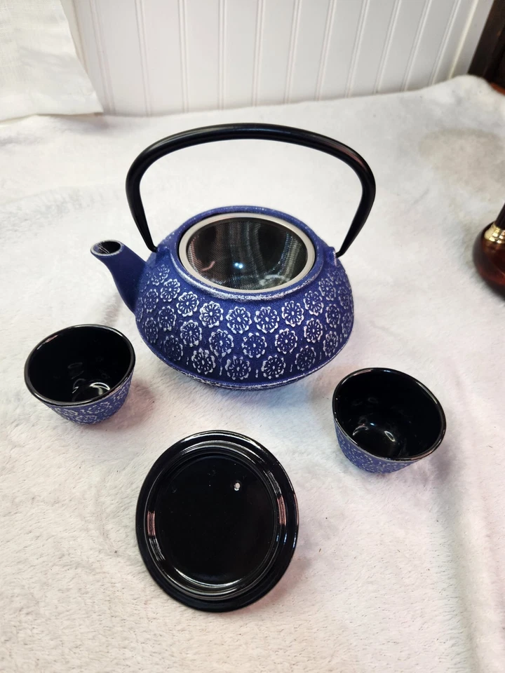 PRIMULA 34oz Azul Floral TETERA Y Tazas Hierro Fundido, Malla Té Infusor Esmalte Nuevo Foto 2 de 4