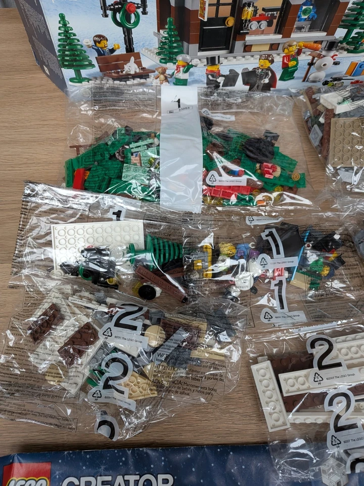 LEGO 10249 Winter Toy Shop, photo 4 of 5