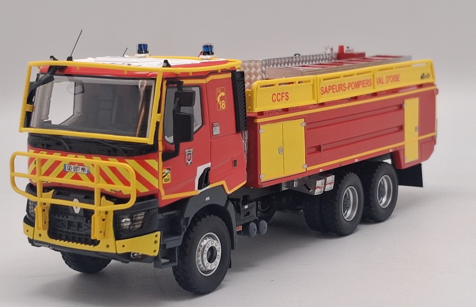 Camion RENAULT K 6x4 CCFS Gallin SDIS 95 miniature de collection Alerte en resine a l'echelle 1/43