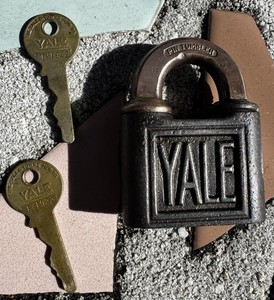 Vintage Yale & Towne Cast Iron Padlock w/ 2 Original Keys TV1922 Antique Lock