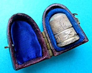 ANTIQUE SEWING CHILDS SIZE HAND ENGRAVED SILVER THIMBLE IN A CASE .
