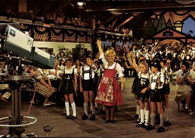 Ak Maria Hellwig, Singende Wirtin, Die Musik kommt - 4960623