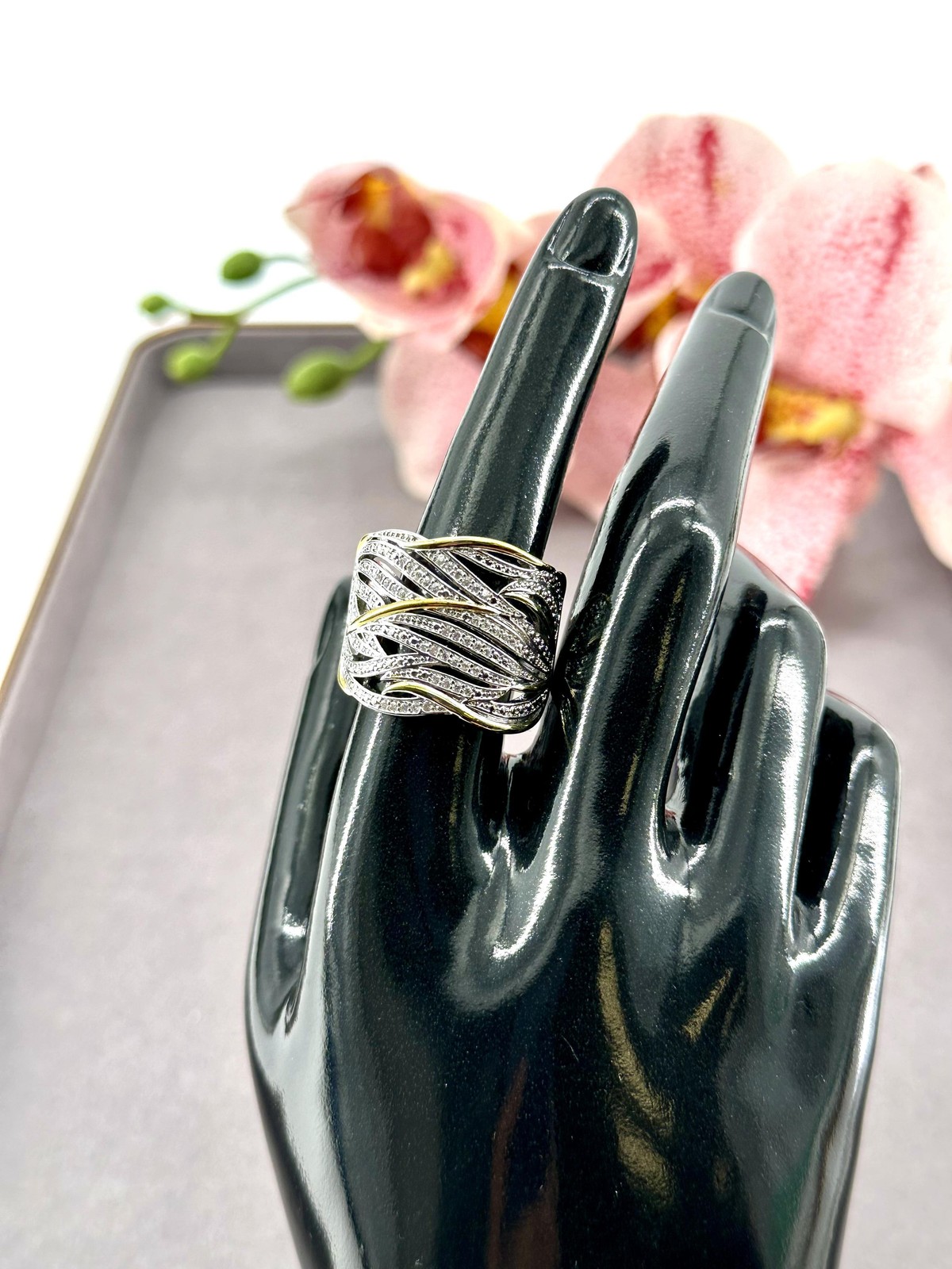 Bague large entrelacée dorée et argentée pavée de cristaux haute brillance