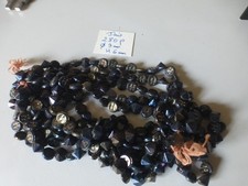 lot 280  ancienne perle en jais de paris verre noir forme pyramide noir irisé