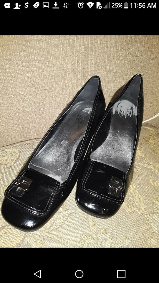 Cuña de charol Anne Klien IFlex con. Detalle de hebilla dorada Foto 3 de 4