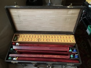 Beautiful Vintage Bakelite Mah Jongg set 160 tiles 5 burgundy swirl racks