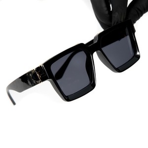 Lunettes de soleil classiques à cadre carré épais noir en forme d'or Chunky